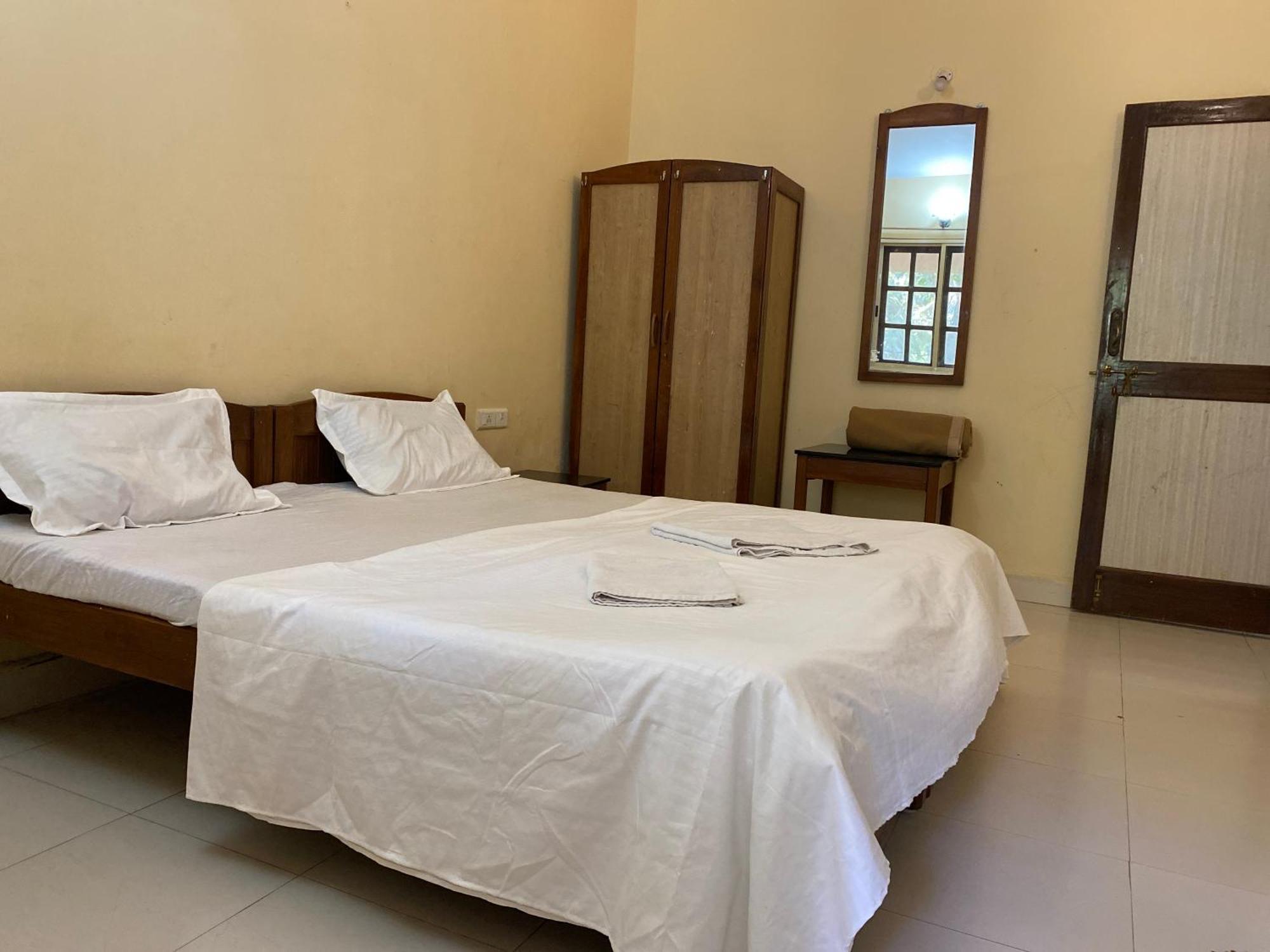 Holidays Goa Inn *